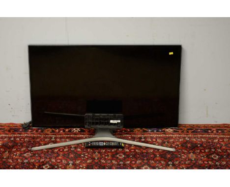 A Samsung 40in. flat screen television on stand, Model No. UE40ES5500KXXU; and a white Samsung 32in. flat screen television, 