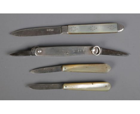 Two silver handled fruit knives along with two silver bladed, mother of pearl example. Hallmarked: Sheffield 1908 by W R Hump