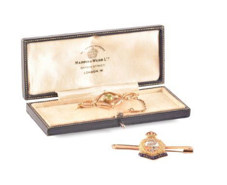 a 15ct yellow gold peridot and seed pearl brooch, hallmarked for Chester 1911 by Frederick Banks, with safety chain, length 4