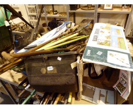 Large collection of mixed gardening equipment including tools, sprayers etc 