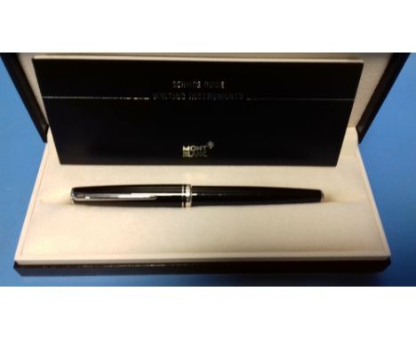 A BOXED MONT BLANC FOUNTAIN PEN