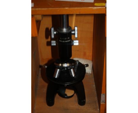 A VINTAGE CHINESE MONOCULAR MICROSCOPE IN FITTED WOODEN CARRY CASE