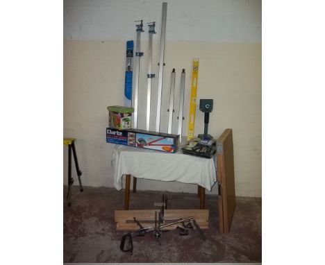A QUANTITY OF ASSORTED TOOLS ETC TO INCLUDE SPIRIT LEVEL, PIPE BENDERS, ETC