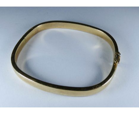 Modern 9ct yellow gold ladies hinged bangle, weight 10.8 grams