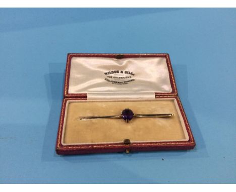 An amethyst mounted 15ct bar brooch, 3.4g