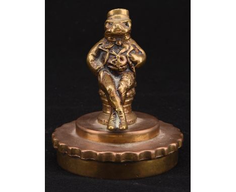 Vintage Hat Frog gentleman bronze car mascot mounted on a period brass radiator cap. 11cms tall. Please note this lot has the