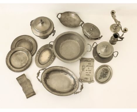 Lot of vintage different items in tin. Estimation is for the lot.