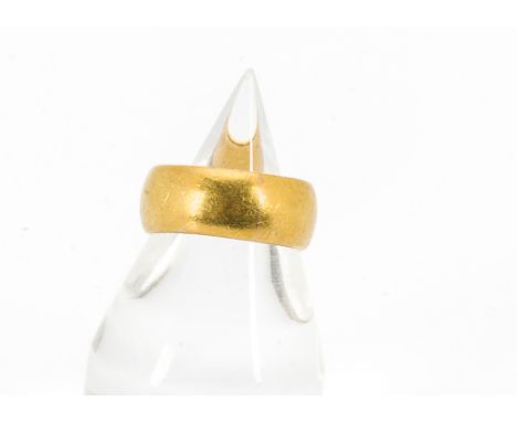 A 22ct gold wedding band, the D shaped band in yellow gold hallmarked London 1902, ring size R, 12.7g 