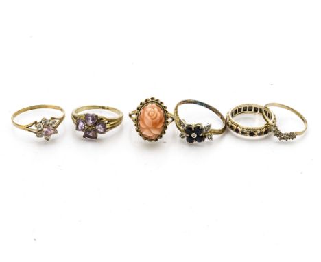 A quantity of 9ct gold gem set dress rings, including a carved coral ring, an amethyst example and others, 13g 