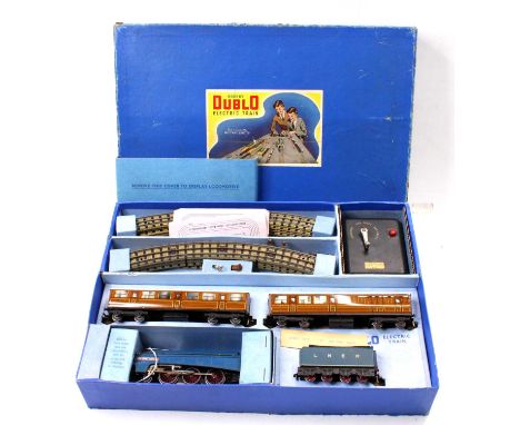 EDP1 Hornby-Dublo ‘Sir Nigel Gresley’ passenger set comprising loco &amp; tender of same name, LNER blue no.7, block mechanis
