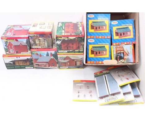 A collection of 15 blister packed and boxed Hornby Skaledale and Thomas &amp; Friends lineside accessories, and buildings to 
