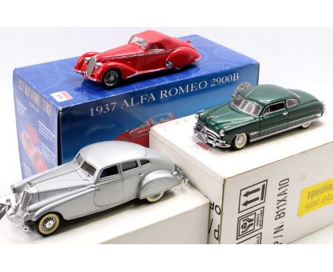 A Franklin Mint 1/24 scale boxed diecast group to include a 1937 Alfa Romeo 2900B saloon finished in red, together with a Fra