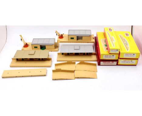 Large tray of Hornby-Dublo plastic kits buildings: Apart from the Island Platform some pieces, eg windows, doors, drainpipes,