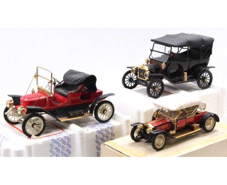 A collection of 1/24 scale Franklin Mint boxed and polystyrene boxed diecast vehicles to include a 1911 Stanley Steamer, a 19