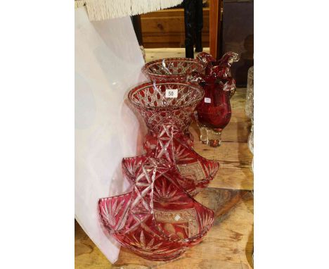 Four pieces of ruby tinted crystal glassware and two art vases (6)
