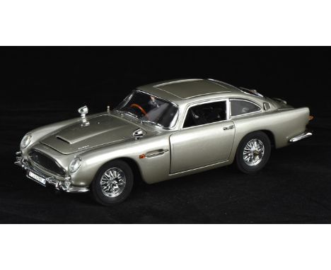 James Bond 007 - Danbury Mint Aston Martin DB5, 1:24 scale model of the car driven by Bond in Goldfinger and Thunderball, wit