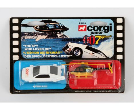 James Bond - Corgi Juniors E2529 (55029) "James Bond" 2-piece Gift Set from the film "The Spy Who Loved Me" comprising Lotus 