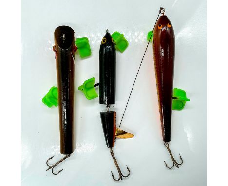 Yellow brown with scooped diving face, gill slits, tack eyes, and measurements of 8.75"L. Black-orange lure with jointed body