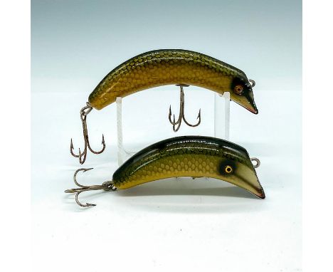 These realistically green scale lures have curved bodies, dark green backs, metallic shimmer on their bellies, two hooks in r