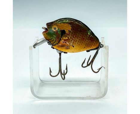 Early lure with great looking realistic fish design, green to yellow with scale detail. Diving lip, two treble hooks, and nam