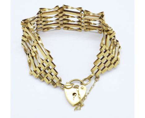 A 9ct gold gate bracelet, 12.1g