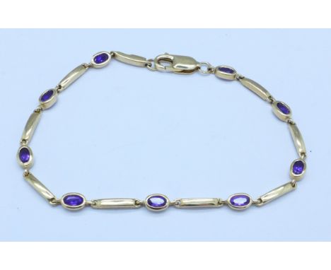 A 9ct gold and amethyst bracelet, 6.6g