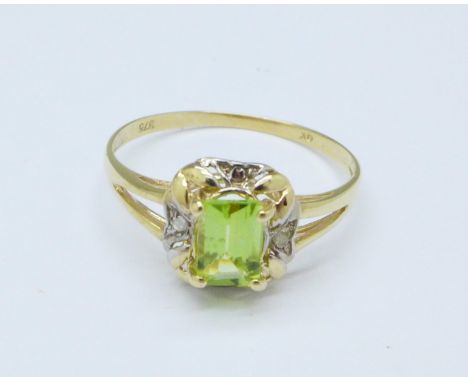 A 9ct gold, peridot and diamond ring, 1g, O