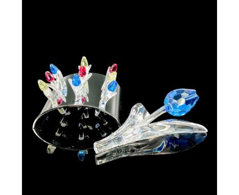 This stunning bright blue crystal tulip is paired with 9 mini tulips that come with a brilliant silver display base. Swarovsk