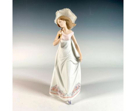 Glossy finish; Lladro backstamp. This item has its original box. Box measures: 7.5"L x 11.75"W x 6"H. Artist: Jose PucheIssue