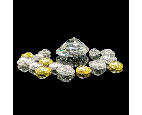 This stunning top shell is surrounded by 15 mini shells in clear and light-yellow crystal. Original boxes included with large