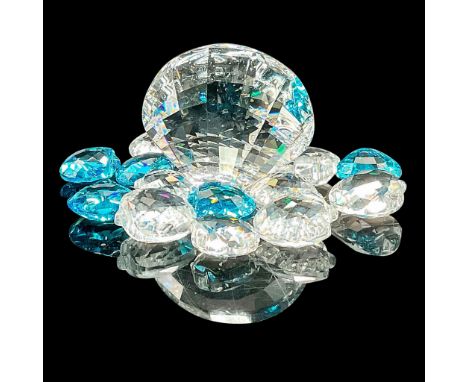 This stunning scallop shell is surrounded by 15 mini scallops in clear and light blue crystal. Original boxes included with l