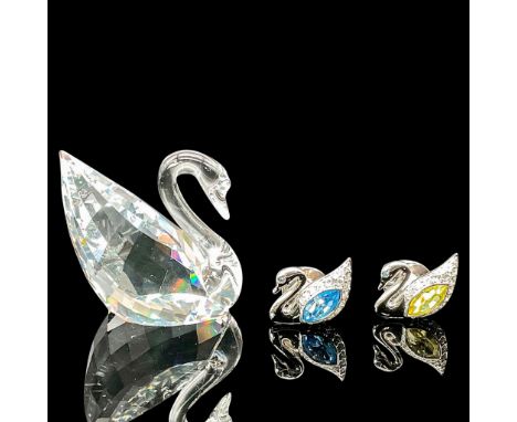 This crystal swan was for members renewing their subscriptions in Swarovskiâ€™s Centenary year. The swan is very similar to t