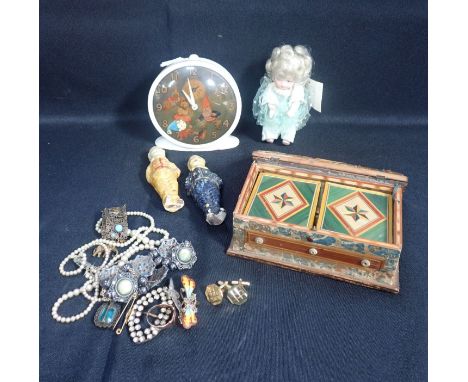 A 19TH CENTURY STRAW-WORK NEEDLEWORK BOX (a/f) containing a 9ct gold ring and costume jewellery, with two Victorian compositi