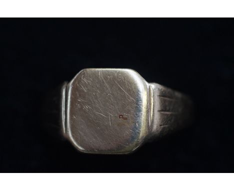 9ct Gold signet ring Size V Weight 5 g 
