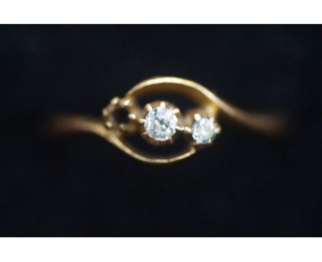 18ct Gold &amp; diamond ring (1 diamond missing )