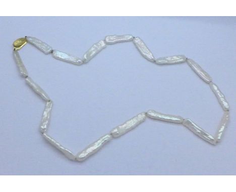 A mother of pearl necklace with a 9ct gold fastener