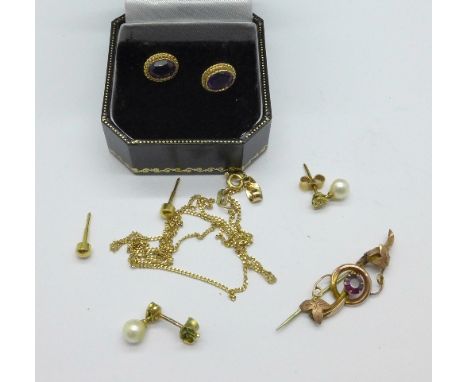 A 9ct gold chain, earrings including 9ct gold, a 9ct gold brooch, a/f, and a pair of 18ct gold and pearl earrings, total weig