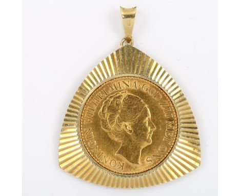 A Koningin Wilhelmina 1925 Netherlands 10 guilders gold coin, in unmarked fluted yellow metal pendant mount, pendant height 1