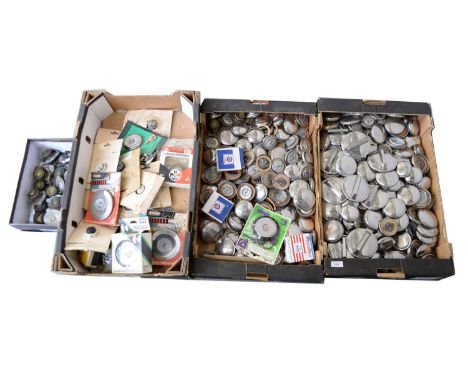 Vintage and classic car parts, to include vintage petrol and radiator caps by Klaxon, CBS, KM, and others for Alfa Romeo, Peu