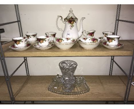 ROYAL ALBERT OLD COUNTRY ROSES (18 PIECES) AND CRYSTAL GLASS (4 PIECES)