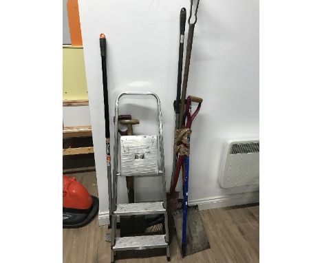 LOT OF GARDEN TOOLS
