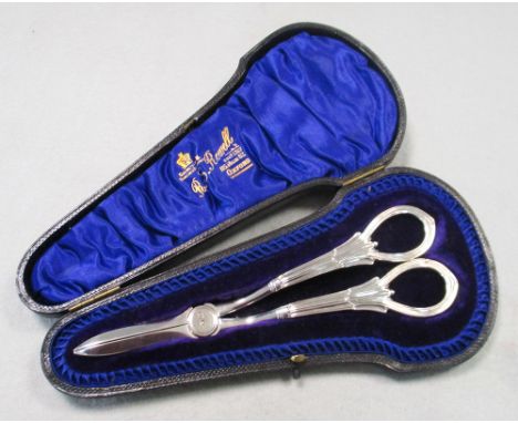 A pair of Edwardian Albany pattern silver grape shears, by George Howson, Sheffield 1903, cased by Rowell of Oxford, 3.8oz 19