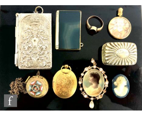 A small parcel lot of early 20th Century items to include two 9ct open lockets, weight 23g, a white metal aide memoire, a rec