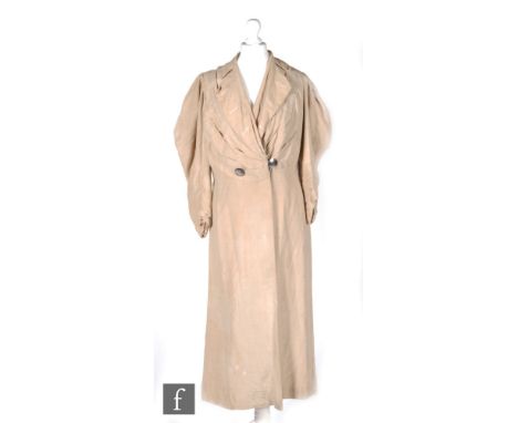 A 1910s/1920s ladies vintage dress coat in fawn silk with leg of mutton sleeves, the front with gathering detail to the bust 