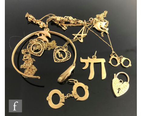 A small parcel lot of assorted 9ct jewellery items to include pendant modelled as cufflinks, a gate bracelet, chains and a ba
