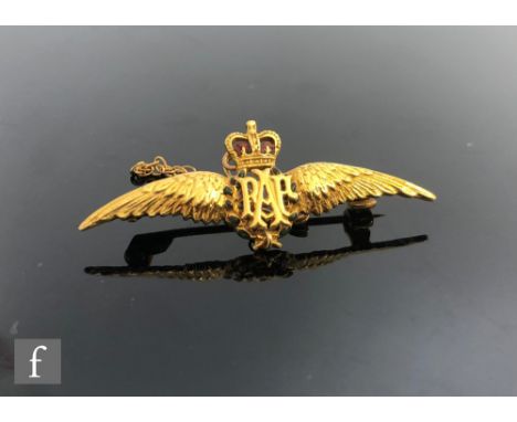 A 9ct hallmarked RAF wings brooch, weight 3.3g, length 4cm, highlighted with green and red enamel details, Birmingham 1990. 