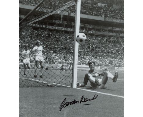 Gordon Banks signed 11x10 inch black and white photo pictured after the miracle save from Pele during the 1970 World cup fina