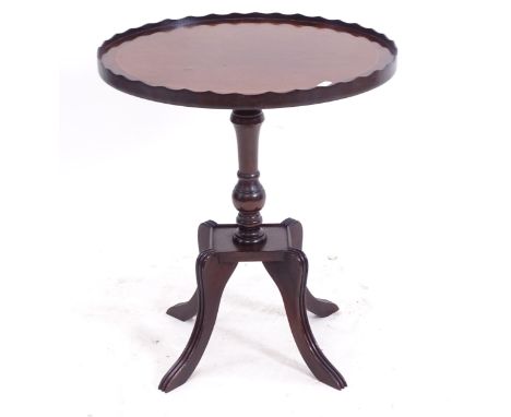 A reproduction mahogany and satinwood-strung oval lamp table, on sabre leg base, W48cm, H55cm 