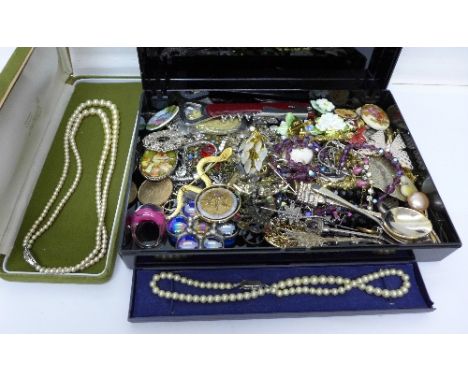 Costume jewellery including brooches, plated spoons, faux pearl necklaces, etc., total weight 1.66kg