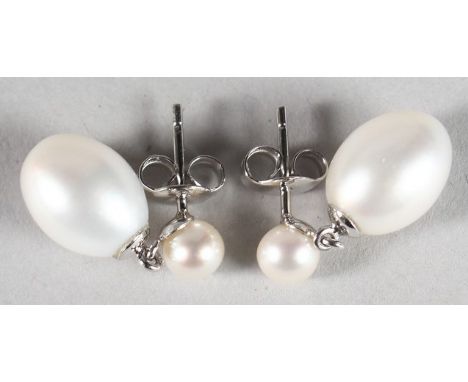 A PAIR OF 9CT WHITE GOLD PEARL DROP EARRINGS.